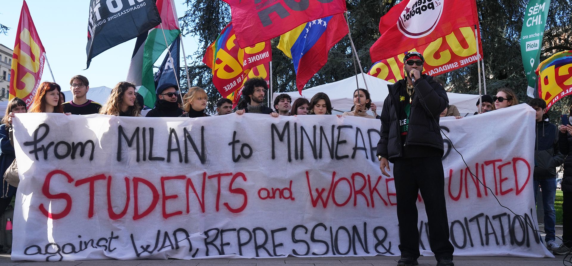 El activista estadounidense Chris Smalls habla durante una protesta contra ICE en los Juegos Olímpicos de Invierno de 2026 en Milán, Italia, el viernes 6 de febrero de 2026. (Foto AP/Antonio Calanni)