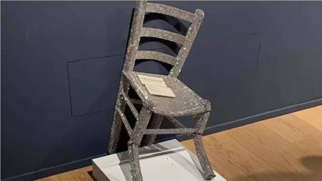 Se sentó en la silla de Van Gogh y la rompió: el video viral de un museo italiano