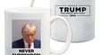La taza con la foto policial de Trump y la frase Nunca te tindas!