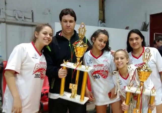 U14. Posan las chicas que formaron parte del combinado de Paraná y que derrotó a Uruguay para obtener el cetro.