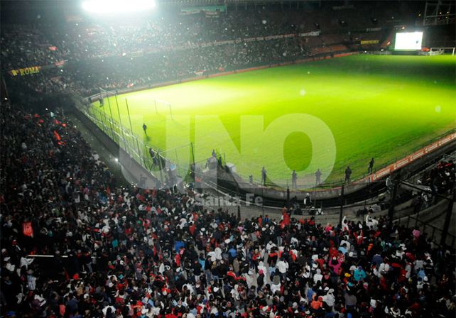 Los hinchas festejaron un nuevo cumpleaños Sabalero. / Mauricio Centurión.