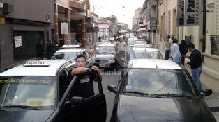 Choferes se movilizaron por seguridad y un ladrón intentó robar un taxi