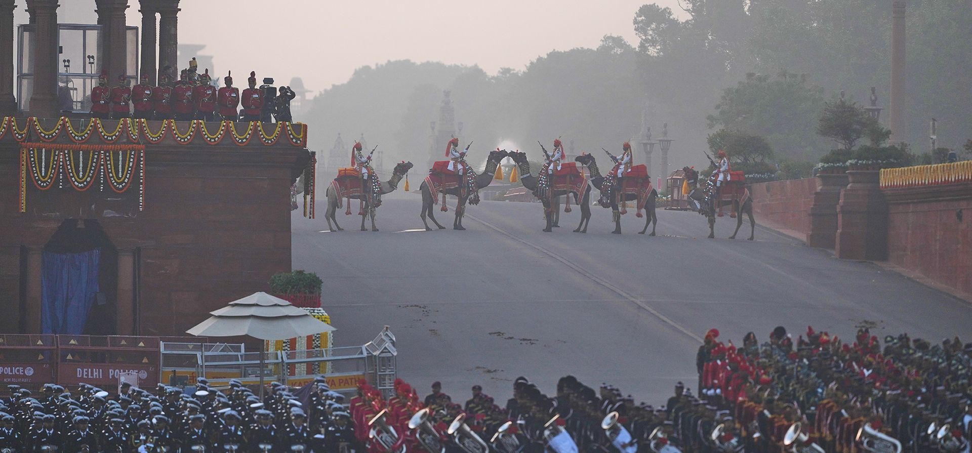 Soldados de la Fuerza de Seguridad Fronteriza de la India, montados en camellos, observan la actuación de las bandas militares de defensa indias durante la ceremonia de la Retirada, que marca el final de las festividades del Día de la República, en las colinas de Raisina, en Nueva Delhi, India, el jueves 29 de enero de 2026. (Foto AP/Manish Swarup) Soldados de la Fuerza de Seguridad Fronteriza de la India, montados en camellos, observan la actuación de las bandas militares de defensa indias durante la ceremonia de la Retirada, que marca el final de las festividades del Día de la República, en las colinas de Raisina, en Nueva Delhi, India, el jueves 29 de enero de 2026. (Foto AP/Manish Swarup)