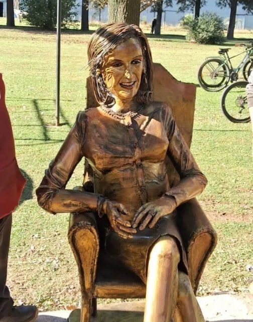 La escultura retocada.
