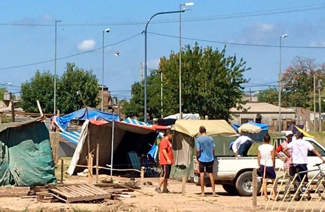 Terrenos usurpados: vencido el plazo de desalojo, unas 15 familias permanecen en el lugar