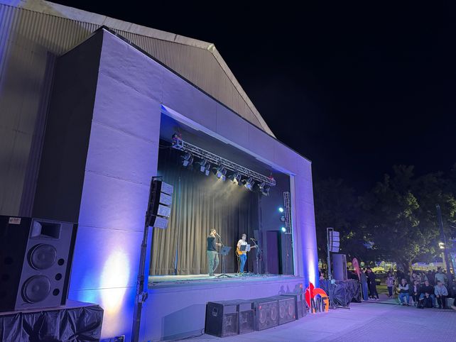 Inauguraron en Firmat el nuevo escenario del Galpón del Pueblo para espectáculos en el interior y el exterior