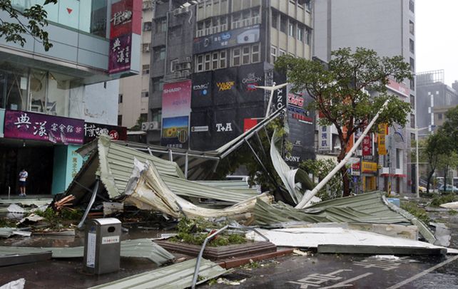 Devastador. Una calle de Taipei muestra la fuerza del meteoro.