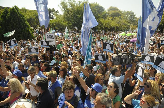 Multitudinaria marcha de trabajadores en el microcentro santafesino