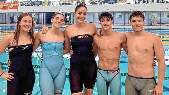 Malena Santillán junto al grupo de nadadores que compitió en Buenos Aires.