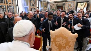 Chris Rock y Jimmy Fallon en la línea de avanzada de los comediantes que sonrieron con el Papa Francisco (de espaldas).