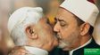 Benetton escandaliza al mundo con fotos trucadas de l&iacute;deres bes&aacute;ndose