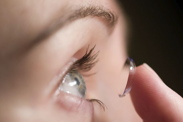 Quedó ciega por no sacarse nunca los lentes de contacto
