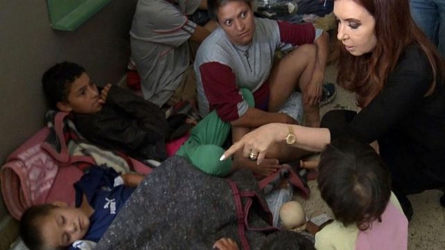 La entonces presidenta Cristina Fernández de Kirchner en un centro de refugiados por las inundaciones en La Plata