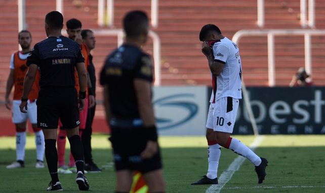 Éver Banega se dirige al vestuario tras ver la roja que le mostró Rapallini.