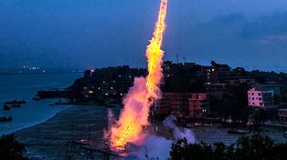 Un artista inventó una escalera al cielo con pirotecnia para poder visitar a su abuela fallecida