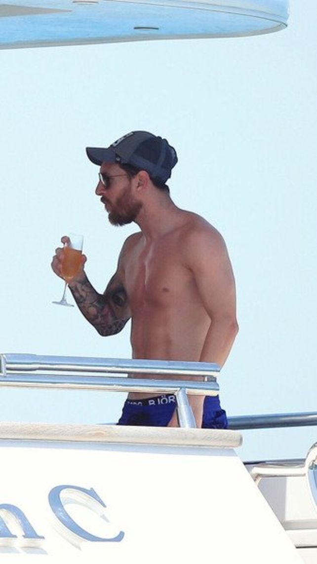 Messi ensayó un arriesgado salto desde el techo del yate en el que vacaciona y sus fans lo celebran en las redes
