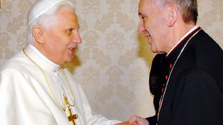 La inédita convivencia entre Benedicto XVI y el Papa Francisco