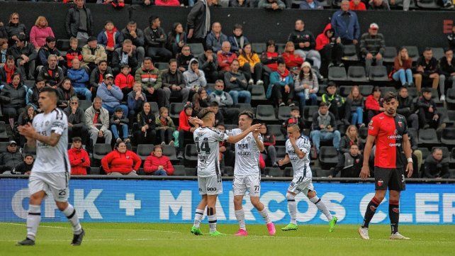 Colón reaccionó a tiempo y evitó la derrota en Santa Fe