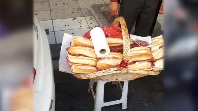 Demoraron a un vendedor de sándwiches en la calle y lo bancaron en las redes