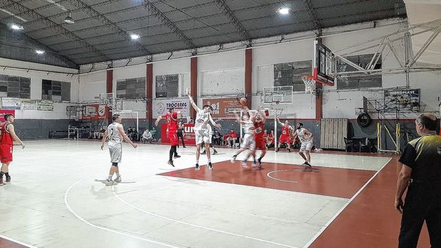 Rivadavia superó a Almagro y extendió su invicto en el Torneo Oficial de Básquet.