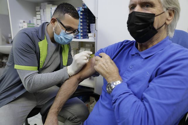 AstraZeneca promete que a fin de marzo la vacuna del coronavirus tendrá una distribución avanzada