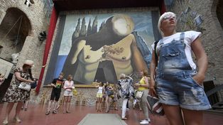 El bigote y la melena de Dalí estaban intactos, dijo un forense que los exhumó