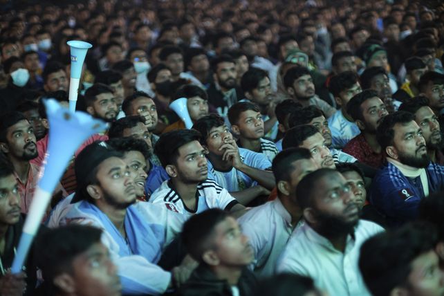 Hinchas de Bangladesh siguen con atención en una pantalla grande en Dhaka el partido que la Albiceleste derrotó a Croacia 3-0.
