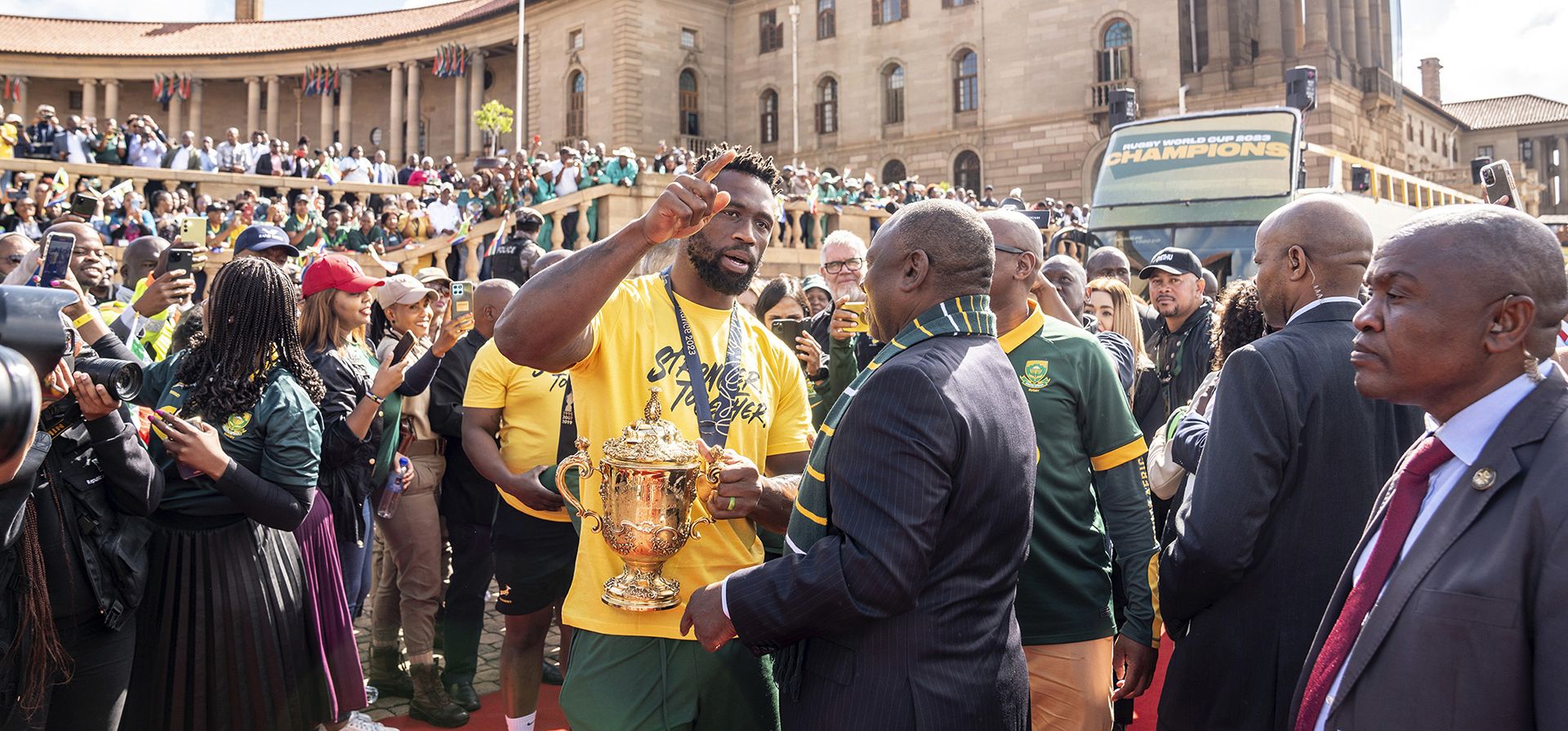 El capitán de los Springbok, Siya Kolisi, habla con el presidente sudafricano Cyril Ramaphosa mientras el equipo llega a Union Buildings para el inicio de su gira de trofeos después de ganar la Copa Mundial de Rugby 2023, en Pretoria, Sudáfrica, el jueves 2 de noviembre 2023. (Foto AP/Shiraaz Mohamed)