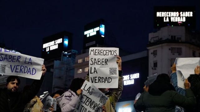Un confuso mensaje apareció en las pantallas gigantes del Obelisco y terminó con una explicación insólita