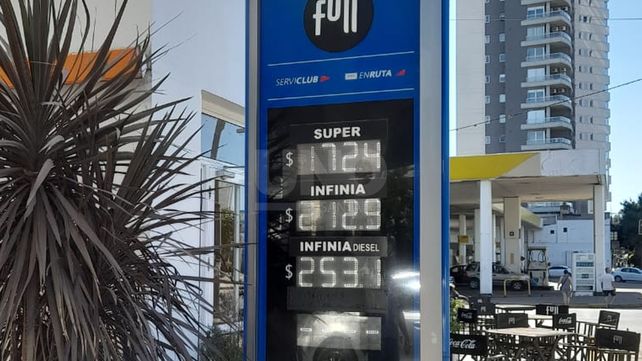 Aumentó la nafta: YPF incrementó este domingo 4% los combustibles
