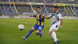 El pibe Cantizano trata de aguantar la pelota. Como todo el equipo, no pudo pesar mucho. Central empató.