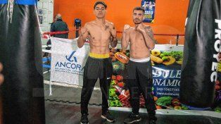 Francisco Solá y Néstor Segura tras el pesaje, las bolsas y el ring de fondo en el gimnasio del Team Peligro.&nbsp;