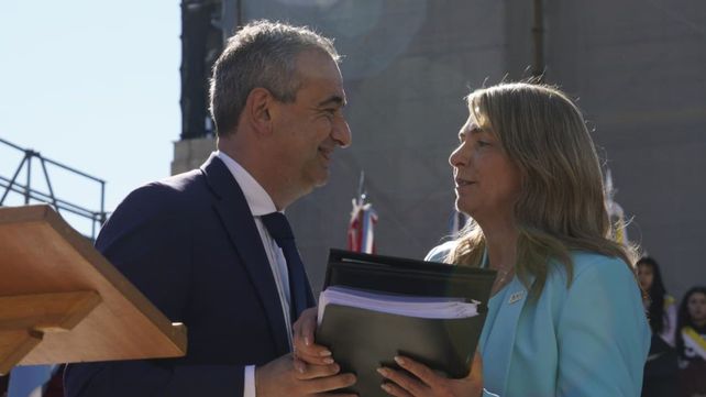 Pablo Javkin le entrega a la presidenta del Concejo municipal, María Eugenia Schmuck, el proyecto de autonomía