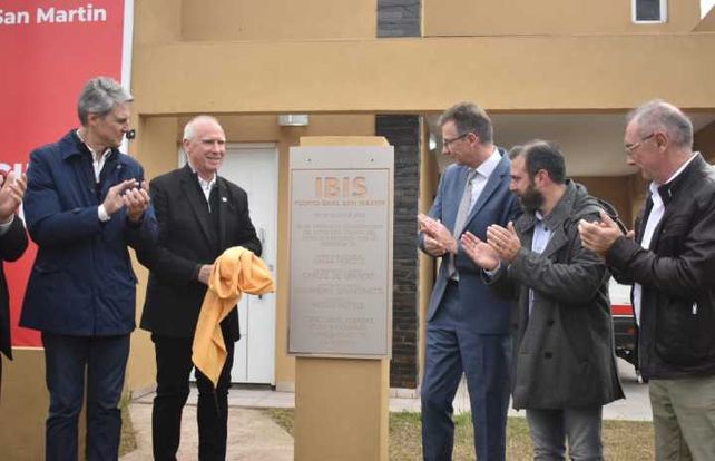 Presentación. El intendente De Grandis y los representantes franceses.