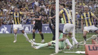 Komar, Veliz y Sández celebran ni bien el córner de Di María se metió olímpico en el arco de Boca.