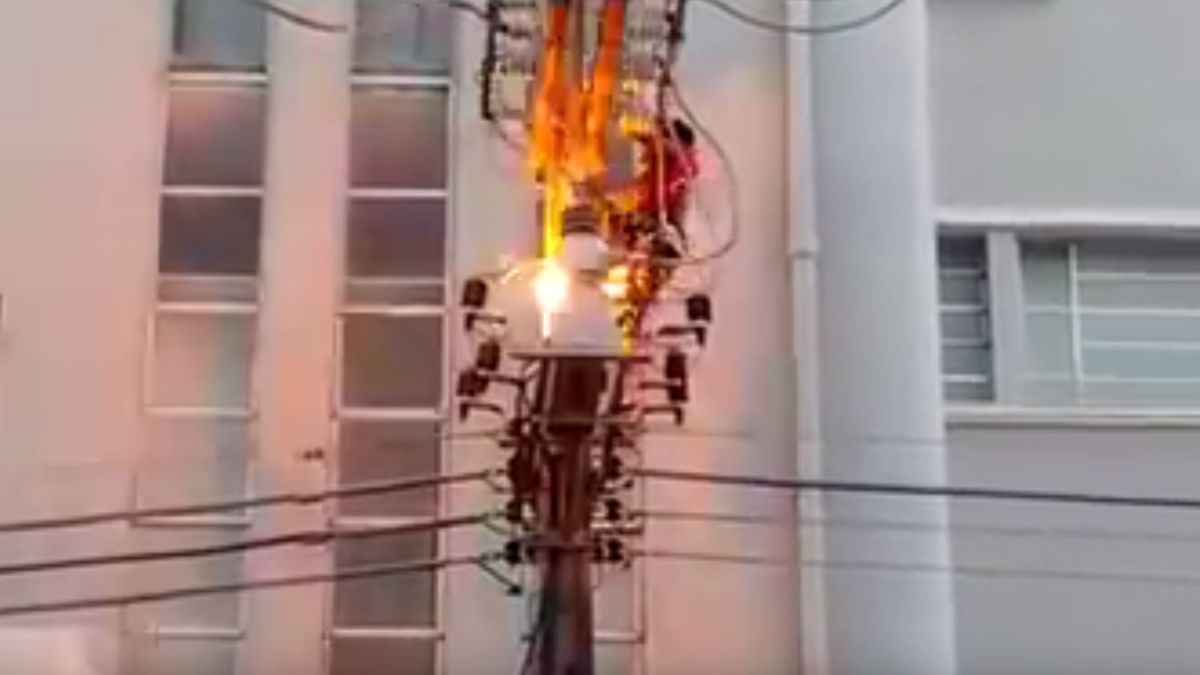 Un militante murió electrocutado tras treparse a un poste de luz para ...