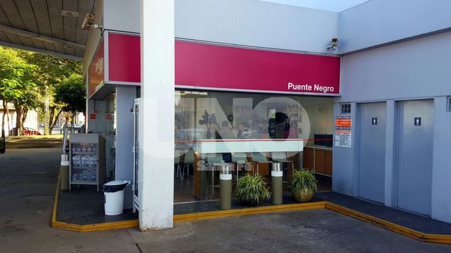 Robo de saco y corbata: un ladrón asaltó a mano armada al empleado de una estación de servicio