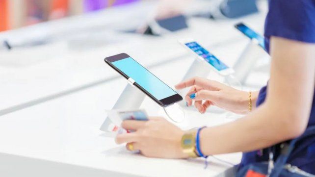 El Gobierno anunció la eliminación de aranceles para importar celulares, televisores y consolas de videojuegos El Gobierno anunció la eliminación de aranceles para importar celulares, televisores y consolas de videojuegos