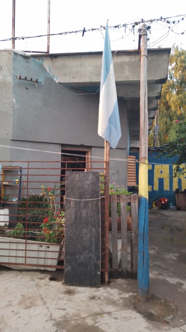 Se multiplican en Rosario los postes a punto de caer