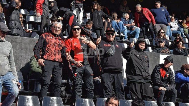 Todo el color de los hinchas de Colón para el partido crucial ante Morón
