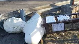 Intentan decapitar un busto de Néstor Kircher y terminan volcando una camioneta