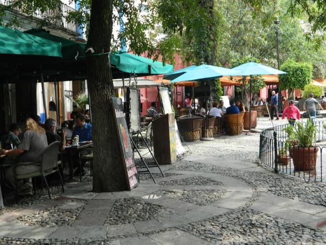 Los bares de las plazas son lugares muy escogidos por los turistas.&nbsp;