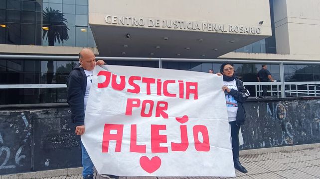 Los padres de Alejo Riveros frente al Centro de Justicia Penal durante la audiencia en la que quedó preso el acusado por el crimen.&nbsp;
