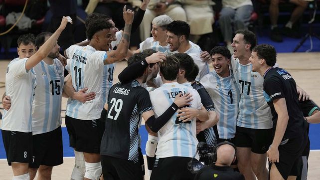 Argentina celebró una ajustada victoria contra Francia para avanzar en el Mundial de Voley. (Foto AP/Aaron Favila)
