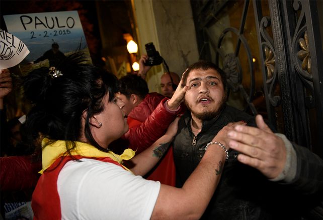 En medio de una marcha pacífica, un joven enfurecido tuvo un ataque de violencia