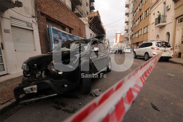 Espectacular triple choque de autos con sólo heridos leves en el centro santafesino