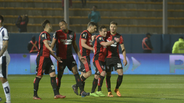 Los futbolistas de Newells celebran el gol de la apertura por los octavos de final de la Copa Argentina 2022.