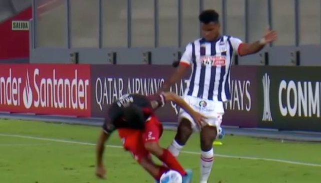 El peruano Rodríguez le pegó desde atrás dos patadas que terminó lesionando a Robert Rojas.