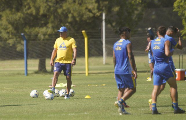 Jorge Almirón volverá a tomar contacto con los jugadores después de lo que fue la derrota de Central ante Estudiantes.