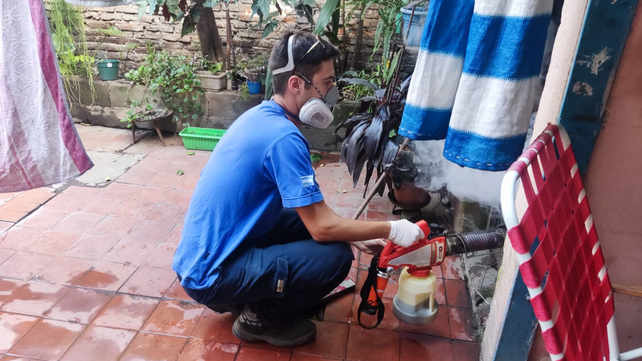 Los operativos de prevención del dengue continúan pero el número de casos en Rosario va en aumento.